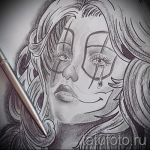 Черно-белый эскиз татуировки с изображением плачущего клоуна, выполненный в реалистичном стиле с использованием карандаша.