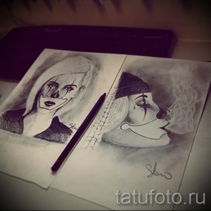 Черно-белый эскиз татуировки с изображением двух клоунов, один из которых курит, выполненный в мрачном и реалистичном стиле.