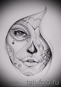 Черно-белый эскиз татуировки в стиле Sugar Skull с изображением женского лица, украшенного цветами и узорами.