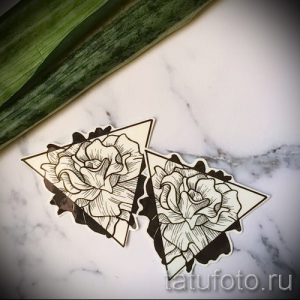 Фото тату: два минималистичных рисунка с розами, заключенными в треугольники. Черно-белая графика, идеально для небольших тату.