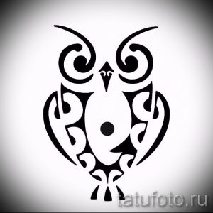 Эскиз татуировки совы в стиле трайбл, выполненный в черно-белой гамме. Сова изображена в виде сложного узора, состоящего из геометрических фигур и спиралей.