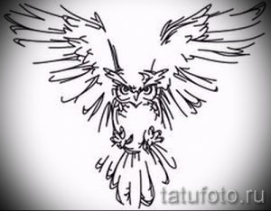 Простой эскиз татуировки совы с расправленными крыльями, выполненный в минималистичном стиле. Сова изображена в полете, с тонкими линиями и отсутствием деталей.