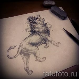 Фото тату: лев, стоящий под звездным небом. Эскиз татуировки в стиле графика, выполненный в мягких тонах.