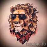 Фото тату: лев в солнцезащитных очках и клетчатой рубашке. Яркий и оригинальный эскиз татуировки в стиле олдскул.