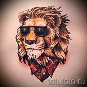 Фото тату: лев в солнцезащитных очках и клетчатой рубашке. Яркий и оригинальный эскиз татуировки в стиле олдскул.