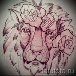Фото тату: портрет льва с венком из роз. Детализированный рисунок татуировки в стиле графика, выполненный в мягких тонах.