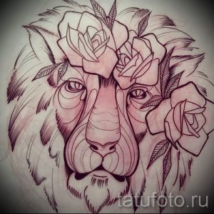 Фото тату: портрет льва с венком из роз. Детализированный рисунок татуировки в стиле графика, выполненный в мягких тонах.