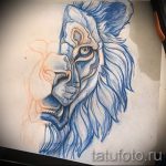 Цветной эскиз татуировки с изображением головы льва, выполненный в акварельной технике с использованием синих и оранжевых оттенков.