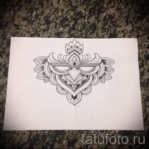 Эскиз татуировки совы, выполненный в форме мандалы. Сова изображена в центре мандалы, окруженной сложными узорами и геометрическими фигурами.
