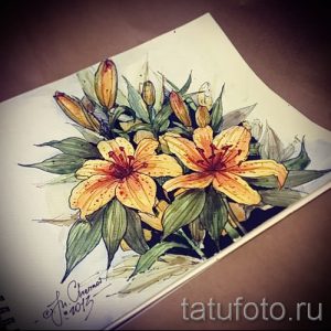 Фото эскиза татуировки в акварельном стиле с изображением нескольких цветущих лилий и бутонов. Рисунок выполнен в нежных желтых и зеленых тонах.