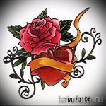 Фото тату с изображением ярко-розовой розы, обвивающей красное сердце, перевязанное золотой лентой. Эскиз татуировки выполнен в традиционном стиле.