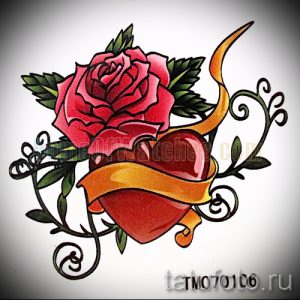 Фото тату с изображением ярко-розовой розы, обвивающей красное сердце, перевязанное золотой лентой. Эскиз татуировки выполнен в традиционном стиле.