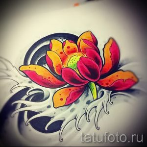 Эскиз татуировки в японском стиле с изображением цветка лотоса и волн. Яркие цвета и динамичная композиция.