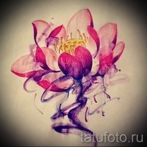 Эскиз татуировки лотоса, выполненный в технике акварели. Нежные розовые и фиолетовые оттенки создают эффект легкости и воздушности.