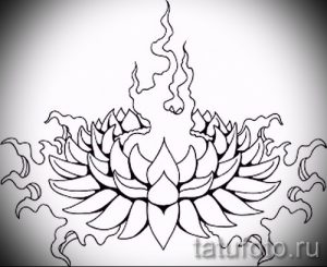 Черно-белый эскиз татуировки лотоса, окруженного стилизованными языками пламени. Динамичный и выразительный рисунок.