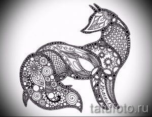 Черно-белый эскиз татуировки лисы, выполненный в стиле зен-тангл, с использованием сложных узоров и орнаментов, создающих эффект объемности и детализации.