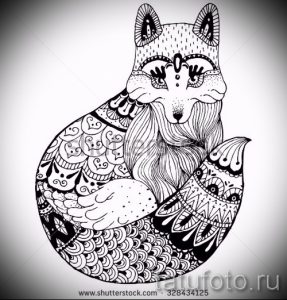 Черно-белый эскиз татуировки лисы, выполненный в стиле зен-тангл, с использованием сложных геометрических узоров и орнаментов.