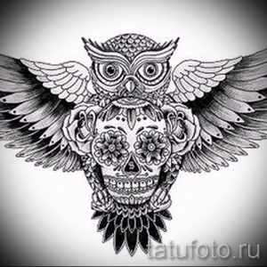 Черно-белое фото тату совы с черепом, украшенным цветами. Детализированный рисунок для вдохновения, эскиз татуировки на плечо или спину.