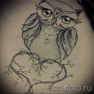 Черно-белый эскиз татуировки совы, сидящей на ветке с цветами и сердцем. Рисунок выполнен в милом и нежном стиле с использованием тонких линий.