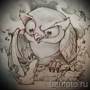Черно-белый эскиз татуировки совы в мультяшном стиле, держащей в лапах мышь. Рисунок выполнен с юмором и выразительными деталями.