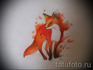 Эскиз татуировки лисы, выполненный в акварельной технике, с использованием мягких оранжевых и белых оттенков, создающий эффект легкости и воздушности.