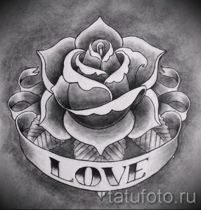 Черно-белый эскиз татуировки с изображением розы и надписи LOVE, перевязанной лентой. Рисунок выполнен в классическом стиле.