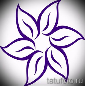 Фото тату: Эскиз фиолетового цветка, выполненный в стиле line art с четкими контурами. Минималистичный и стильный рисунок.