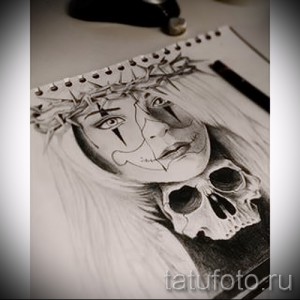 Черно-белый эскиз татуировки с изображением девушки в терновом венце и черепом, выполненный в реалистичном стиле с использованием карандаша.