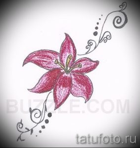 Эскиз татуировки с изображением красной лилии, украшенной изящными завитками и точками. Идеально подходит для тех, кто любит яркие и выразительные тату.
