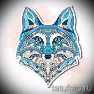 Эскиз татуировки лисы, выполненный в стиле зентангл, с использованием синих оттенков и сложных узоров.