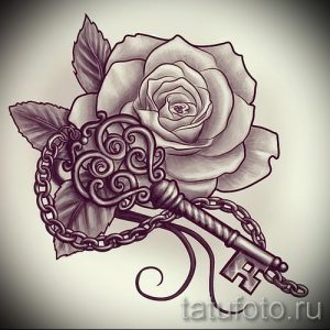 Эскиз татуировки в серо-черных тонах, изображающий розу и старинный ключ, переплетенные цепью, символизирующие секреты и любовь.