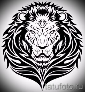 Черно-белая татуировка в стиле трайбл с изображением головы льва, выполненная из сложных геометрических узоров. Подходит для сильных и уверенных в себе людей.