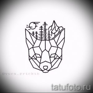Эскиз татуировки лисы, выполненный в геометрическом стиле, с изображением гор, леса и луны внутри контура головы.