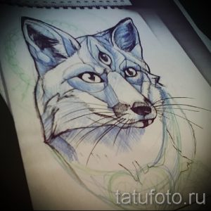 Эскиз татуировки лисы с несколькими мордами, выполненный в графическом стиле с использованием синих оттенков и тонких линий.