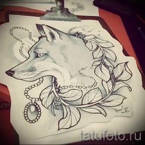 Фото эскиза татуировки лисы в профиль, украшенной жемчужной нитью и кулоном. Рисунок выполнен в черно-белой гамме и отличается высокой детализацией.