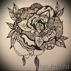Черно-белый эскиз татуировки с изображением розы, выполненный в стиле дзен-арт, с использованием сложных узоров и геометрических фигур.