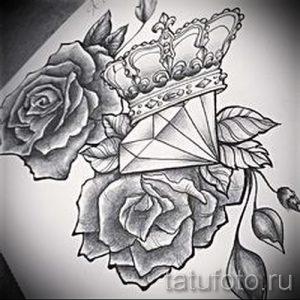 Эскиз татуировки в серо-черных тонах, изображающий корону с бриллиантом, окруженную пышными розами, символизирующими красоту и власть.