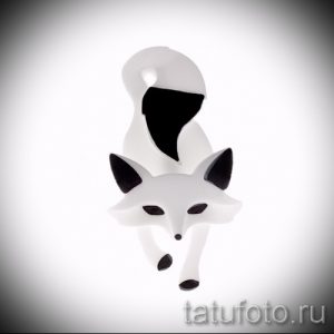 Эскиз татуировки лисы, бегущей в движении, выполненный в виде силуэта. Изображение демонстрирует динамичную позу и четкие контуры.