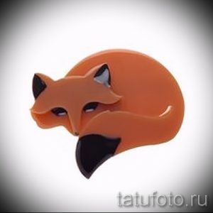 Эскиз татуировки спящей лисы, выполненный в минималистичном стиле. Изображение демонстрирует простую форму и отсутствие деталей.