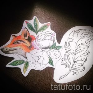 Эскиз татуировки лисы с пионами и пером, выполненный в смешанной технике. Изображение демонстрирует сочетание цветных и черно-белых элементов.