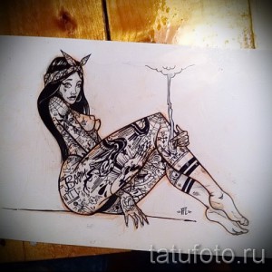 Черно-белый эскиз татуировки с изображением девушки, покрытой татуировками, сидящей в расслабленной позе.