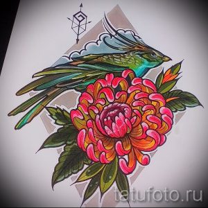Эскиз татуировки с изображением птицы, сидящей на цветке, выполненный в ярких красках. Сочетание оранжевых, розовых и зеленых оттенков создает эффектный образ.