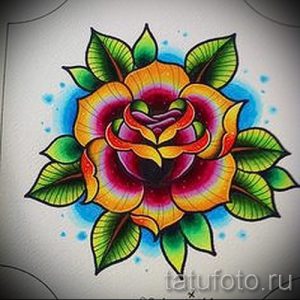 Эскиз татуировки с изображением яркой розы в стиле олдскул. Сочетание желтых, красных и голубых цветов, четкие контуры и традиционные элементы.