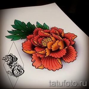 Эскиз татуировки с изображением цветка в стиле олдскул. Яркие оранжевые и зеленые цвета, четкие контуры и традиционные элементы.