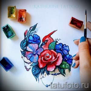 Эскиз татуировки с изображением красной птицы, сидящей среди цветов, выполненный в акварельной технике. Яркие цвета и детализированная прорисовка создают эффектный образ.