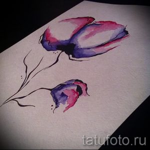 Эскиз татуировки с двумя цветками, выполненный в акварельной технике. Использование фиолетовых и розовых оттенков создает нежный и романтичный образ.