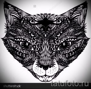 Черно-белый эскиз татуировки кошки, выполненный в стиле зентангл. Изображение демонстрирует сложный орнамент, заполняющий всю морду кошки.