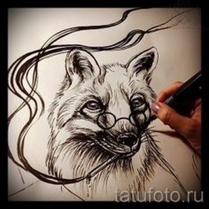 Эскиз татуировки лисы в очках и с трубкой, выполненный в графическом стиле черными чернилами. Детализированный рисунок для вдохновения.