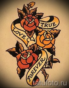 Фото тату: олд скул эскиз с изображением трех красных роз и надписью "LOVE TRUE FOREVER".