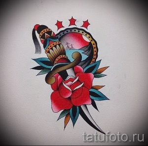 Фото тату в стиле олд скул с изображением кинжала, пронзающего розу в сердце. Звезды и морской пейзаж на фоне.